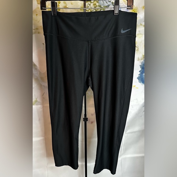Nike Dri-Fit women’s black large 3/4 length capris exercise pants EUC - Picture 1 of 16